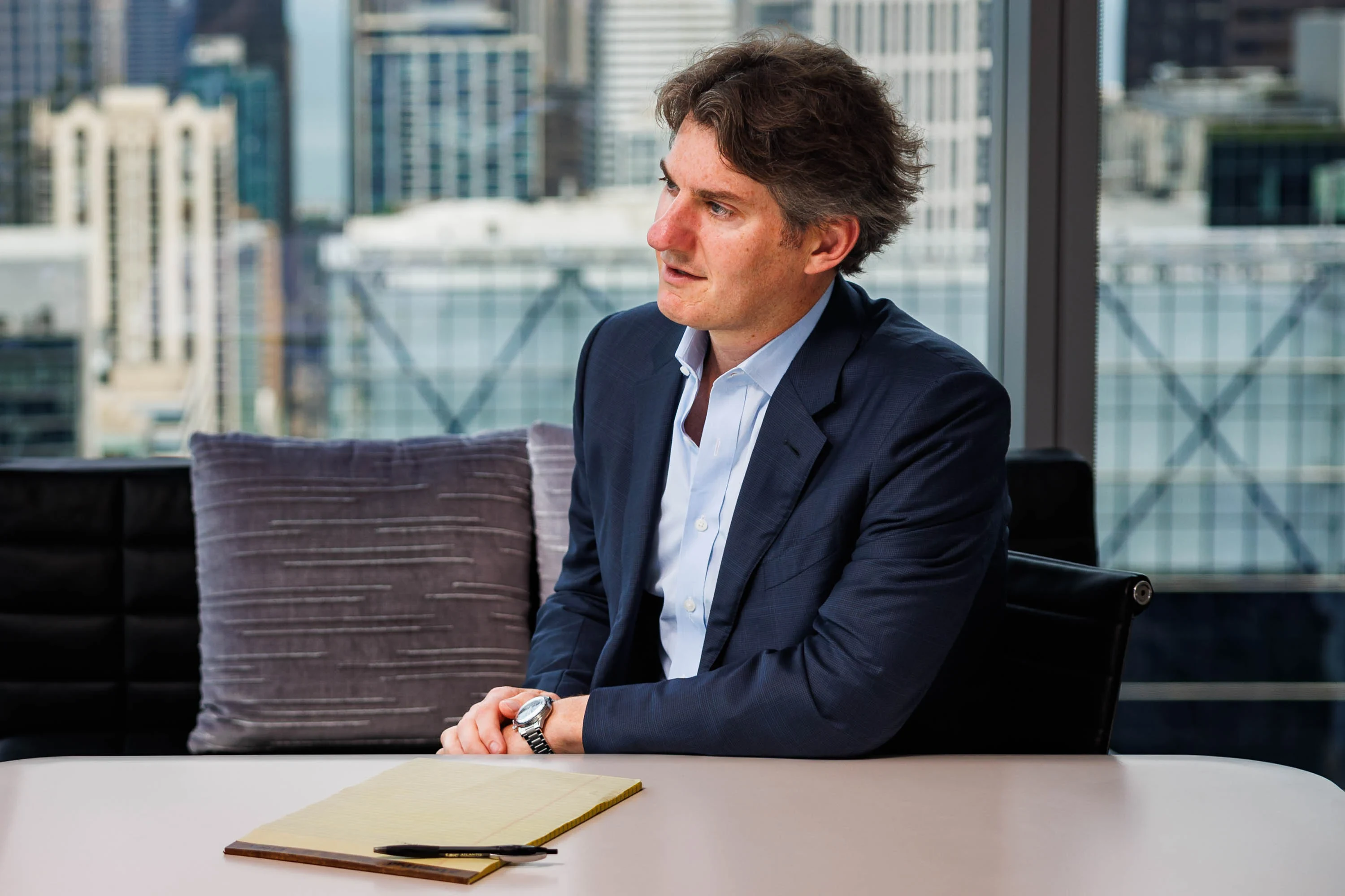 Un abogado en la oficina.