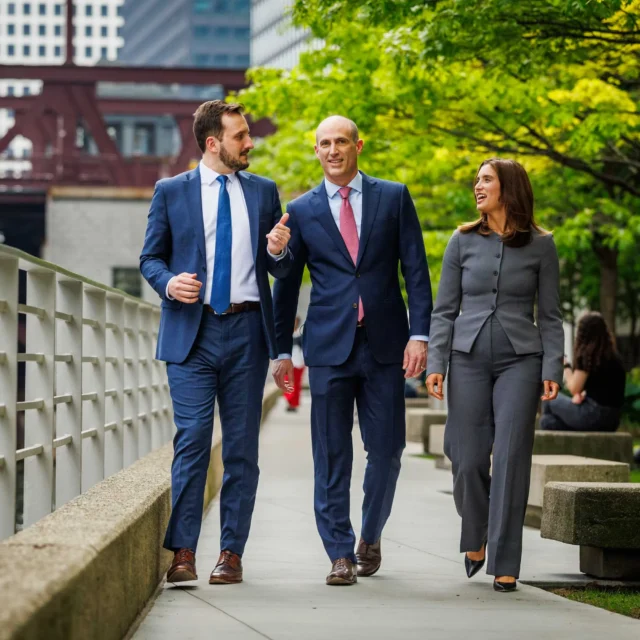 Tres abogados de paseo.