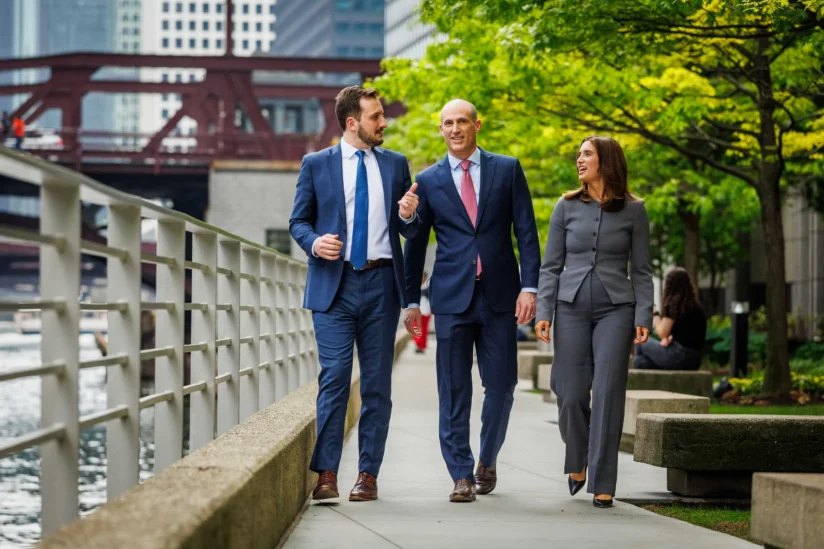 Tres abogados de paseo.