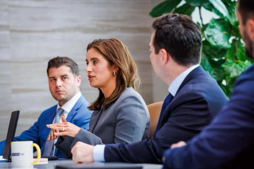 Abogados en una reunión.