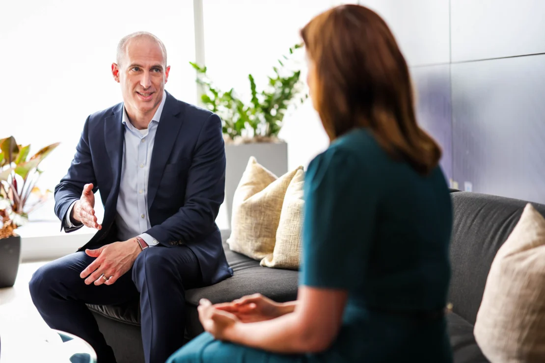 Dos abogados conversan en el despacho.