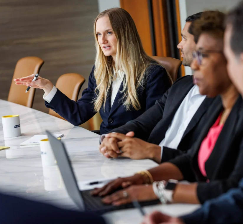 Un grupo de abogados en una reunión.