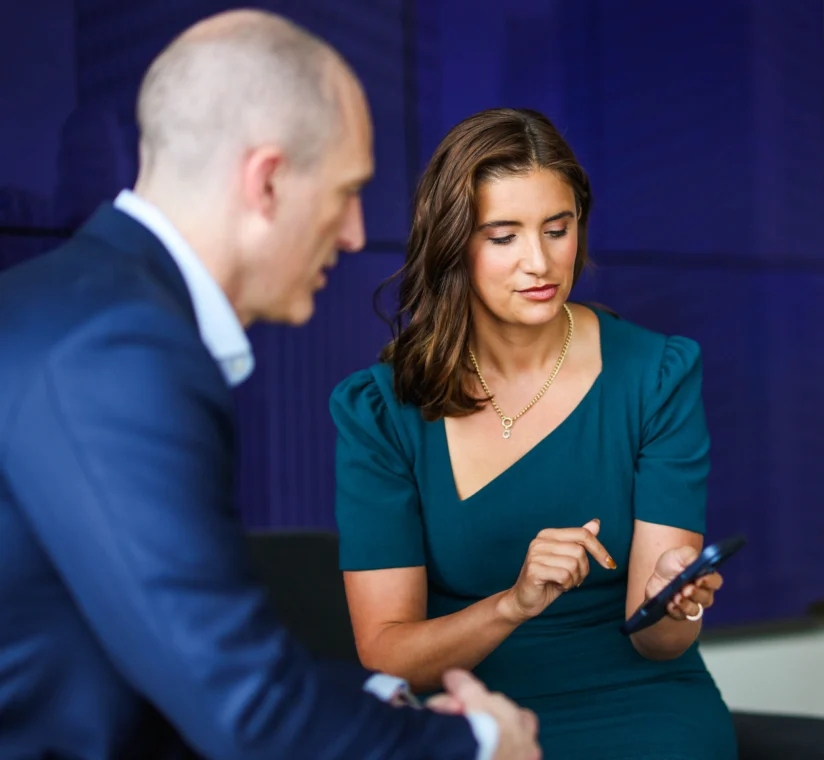Dos abogados mirando un teléfono.